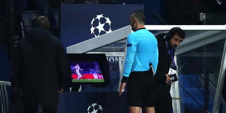 Công nghệ hỗ trợ cho trọng tài bóng đá