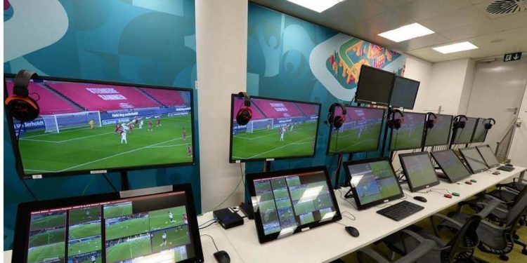 Công nghệ VAR đóng vai trò quan trọng trong bóng đá