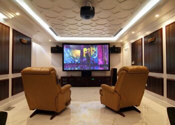 Máy chiếu giúp việc trình bày thông tin trở nên sinh động và hấp dẫn hơn.