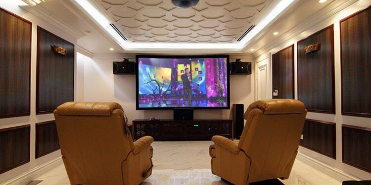 Máy chiếu giúp việc trình bày thông tin trở nên sinh động và hấp dẫn hơn.